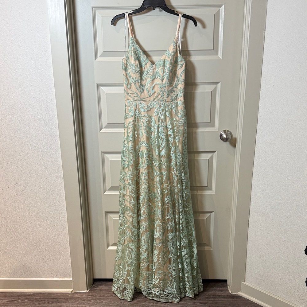 Elegant Green Lace Evening Gown